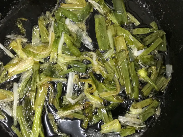 比較粗的蔥開中小火，大概煮20分鐘會變有點焦黃，沒想煮到整個焦黑就先裝罐了