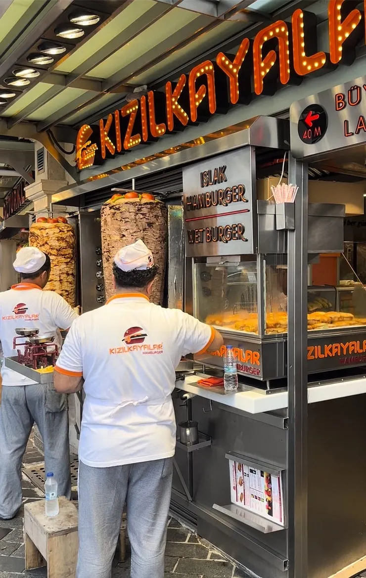 獨立大街口我們買的那間烤肉店，一份小的雞肉捲餅230里拉（或260，有點忘記）。