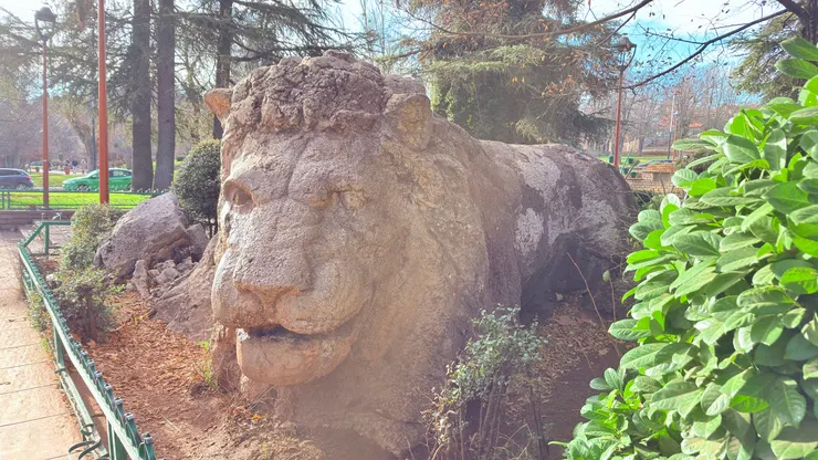 獅子石像是當地的知名地標