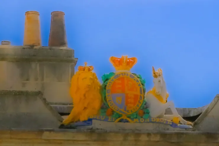 某處房屋屋頂上的雕像