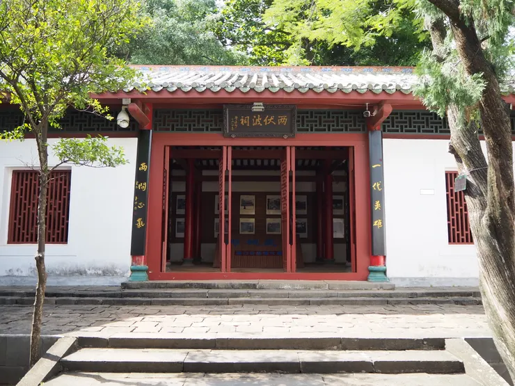 旁邊的兩伏波祠，主要紀念攻下海南島的西漢伏波將軍路博德和征越南的東漢伏波將軍馬援。