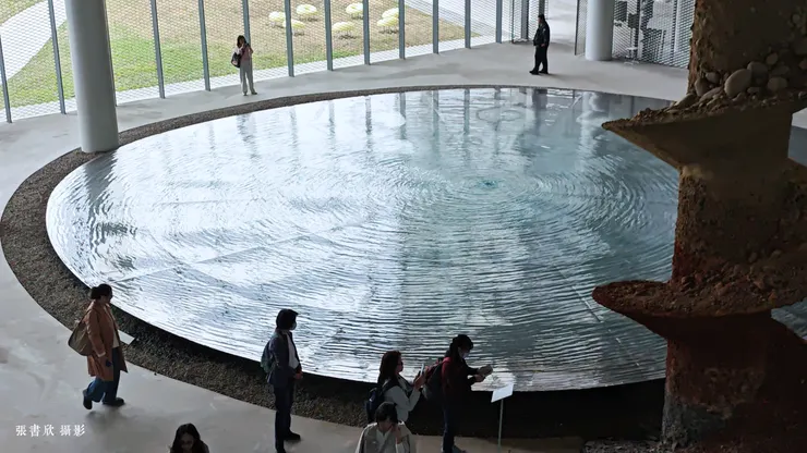 注意看水池邊緣與地面的交界，這裡藏著讓建築物在大地震時能夠位移的隔震縫空間