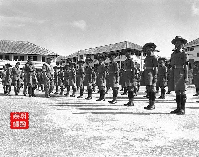 英軍視察位於新加坡士岭兵營(Slim Barracks)的第2廓爾喀步兵團。-18/03/1953,Singapore. Ministry of Information and the Arts Collection, courtesy of National Archives of Singapore(心新加坡國家檔案館藏),檔號:19980000852-0022。