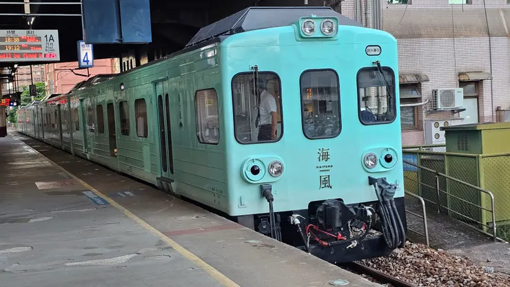 這是今天傍晚意外在樹林車站捕捉到的野生海風號觀光列車!興奮!