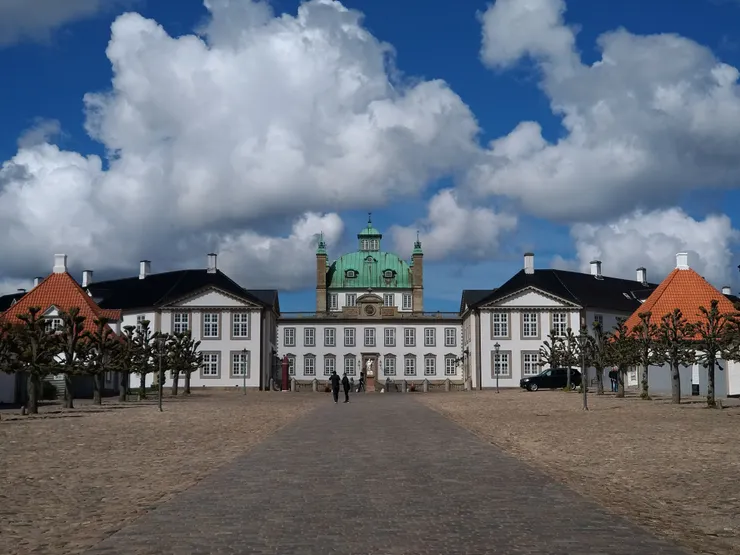 來到宮殿前，像明信片一樣的畫面