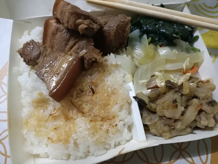 阿婆給的便當，今天是控肉便當