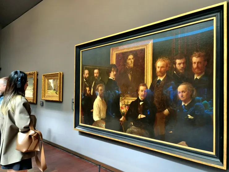 【亨利·方丹-拉圖爾 (Henri Fantin-Latour) 於 1864 年創作的《向德拉克洛瓦致敬》 (Homage to Delacroix)，描繪一群藝術家和作家聚在一起，向已故的浪漫主義畫家歐仁·德拉克洛瓦（Eugène Delacroix）致敬，畫中人物包括畫家愛德華·馬奈（Édouard Manet）、詩人查爾斯·波特萊爾（Charles Baudelaire）、評論家朱爾斯·尚弗勒里（Jules Champfleury）等重要文化人物。】