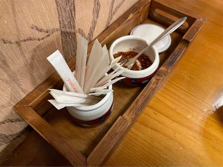 桌邊的牙籤和辣粉（？）都用瓷瓶裝