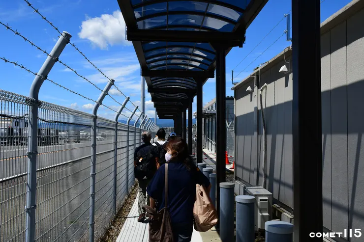 從空橋下機後不能進航廈，而是從旁邊的樓梯走下機坪，出入境手續都在一旁的組合屋進行