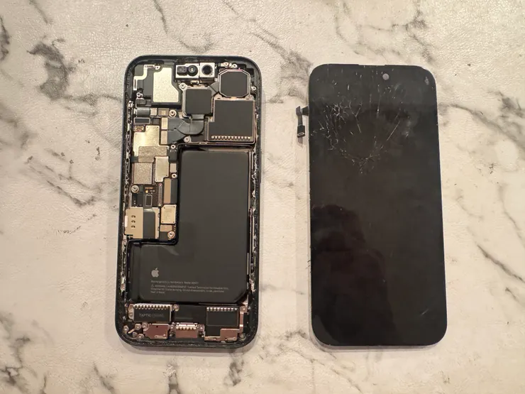 iPhone 15 Pro 螢幕換玻璃維修案例