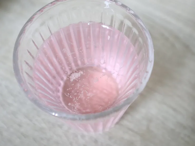 「KIRIN冰結調酒–岩手藍莓」不斷升起的小氣泡。