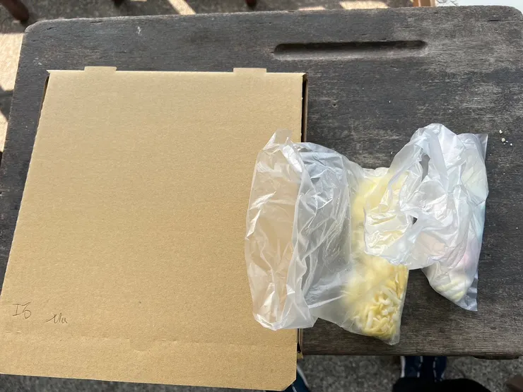 領取製作材料(餅皮、起司、棉花糖)