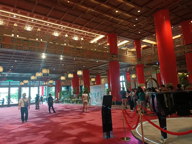 大廳很大，中間有架鋼琴，特定時間會有演奏