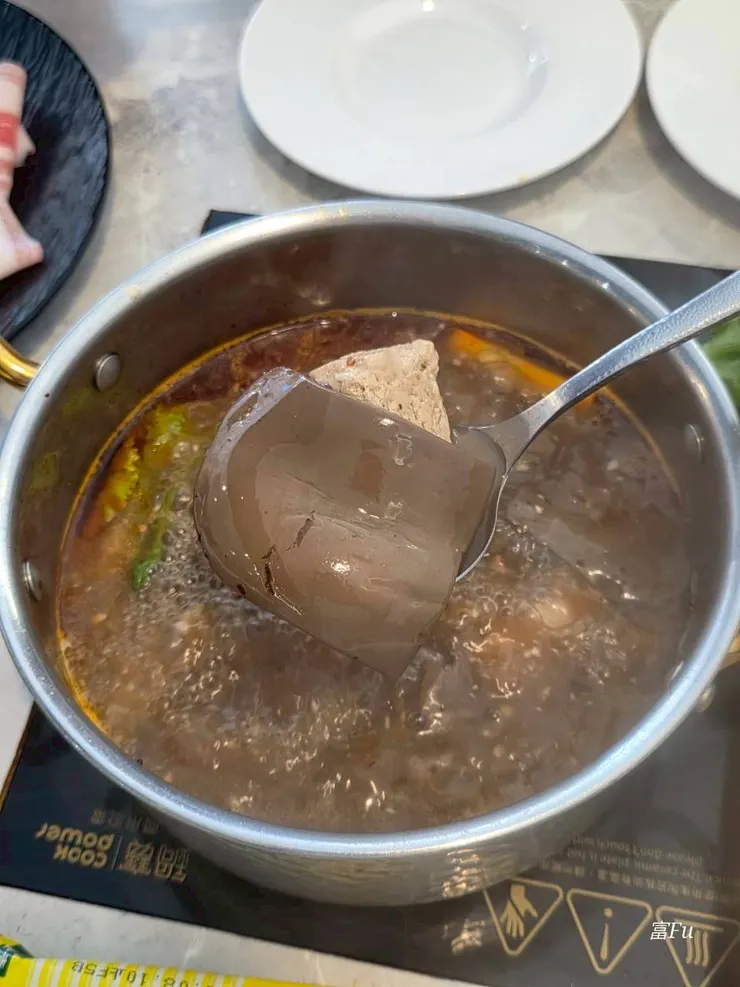 麻辣血旺豆腐鍋。含3~4大塊鴨血、2~3大塊豆腐，接近中辣等級，偏鹹麻辣風味，愛吃辣可以試試。