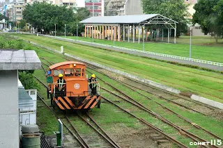 民間鐵道同好集資購入的DL1043號行經號誌樓前的橫渡線