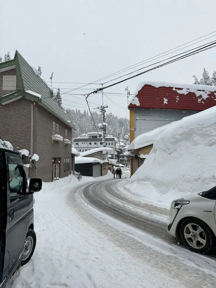 銀山溫泉街不能開車過去，接駁車停在不遠處的停車場後大家徒步前往 