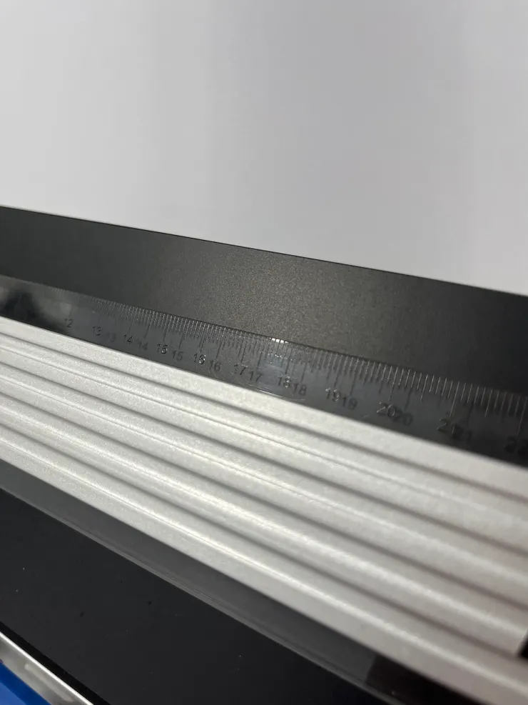 然後尺標黑線配黑底QQ