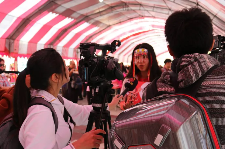 2018 年噶哈巫文教協會舉行傳統新年當天，全麥麵接受各家媒體採訪。