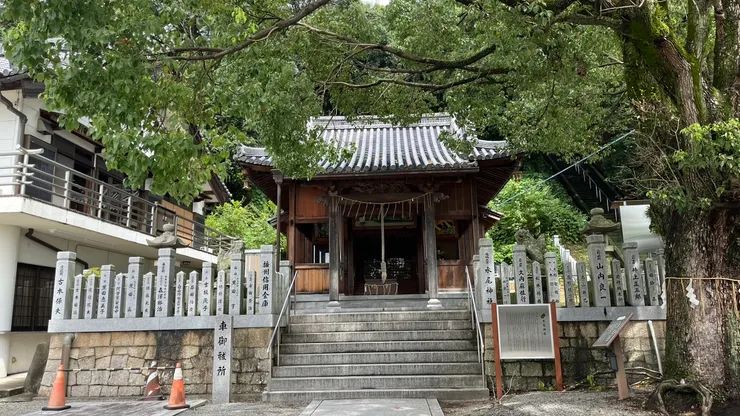 木質色調讓整個神社很有fu。