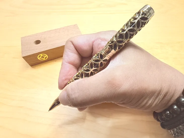 ARTEX「招財進寶書寫禮盒」鋼珠筆-手持對照