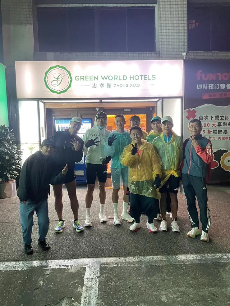 照慣例，賽前小跑熱身至會場