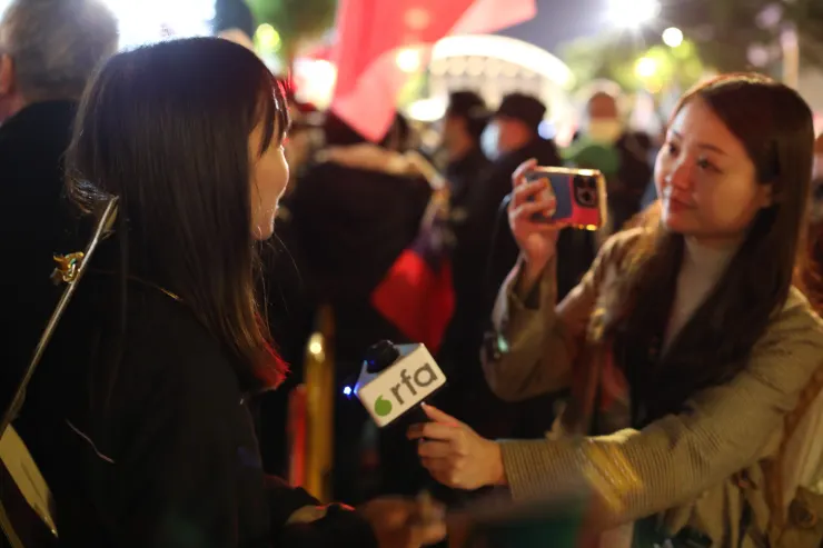 在被卡在國民黨會場的途中被香港媒體訪問