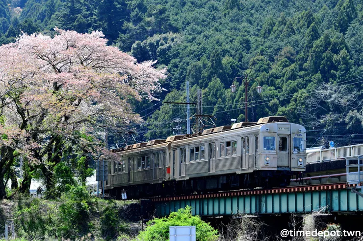 7200系普通車通過家山川橋