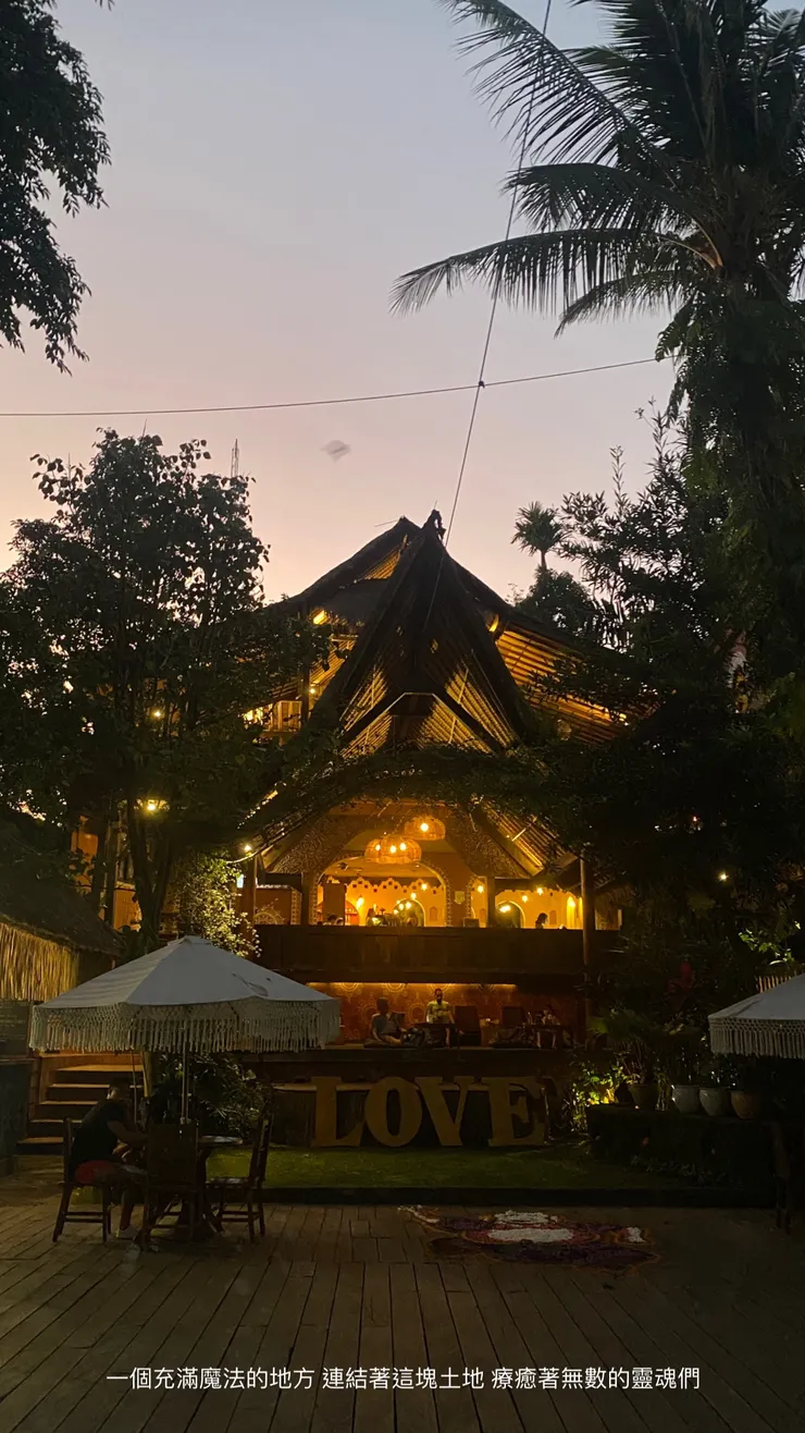 下課後走出來,看著天色漸暗的天空,以及這裡的建築,一切美的好不真實,就像魔法