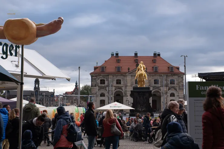 市集在著名雕像,記念奧古斯都的「金色騎士」(Goldener Reiter)雕像旁