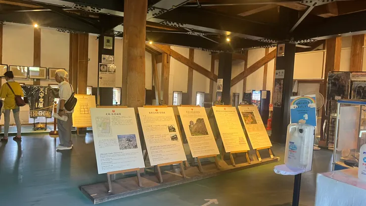 到實際使用過的木材、構件痕跡,像是柱樑上的鑿痕、補強鐵件等,都直接呈現在遊客眼前。