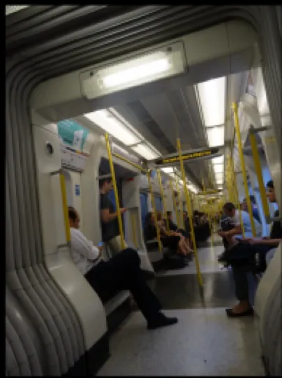 兩節車廂之間會隨著軌道的弧度擺動，而車廂之間沒有門，和台灣的火車結構不一樣。