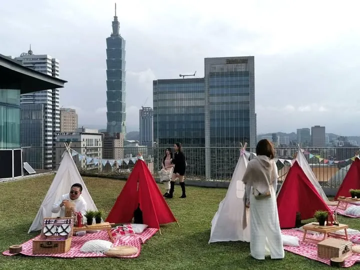 ▲Binghatti X Mercedes-Benz全球第一個賓士社區的發表會，現場帶來精彩的 首發資訊，同時在漂亮的頂樓戶外大草坪舉辦聯名跨國野餐日。(圖/創新聞記者陳光蘊翻攝2026.01.18)