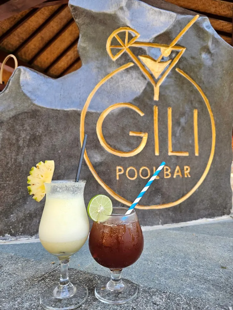 Holiday Resort Lombok的Pool Bar,Happy hour有5折,而且好喝