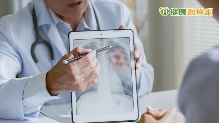 同時也提醒患者,服用標靶藥物初期,應每個月回診讓醫師評估狀況,常見的副作用如皮膚炎、甲溝炎、腹瀉、口角炎,多數是可以處理的,只要及早發現,通常就能用適切的藥物控制。