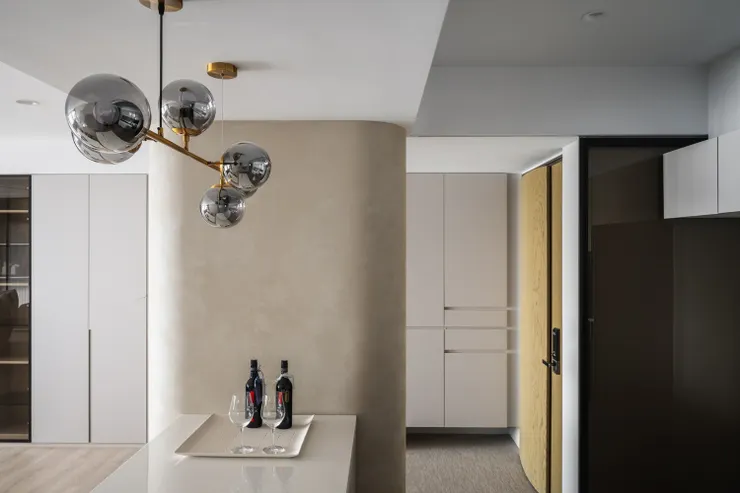 電箱隱藏前VS隱藏後，原作品連結：室內 51 坪 3 房 - 現代簡約風｜高雄EHO室內設計 – 森林之星