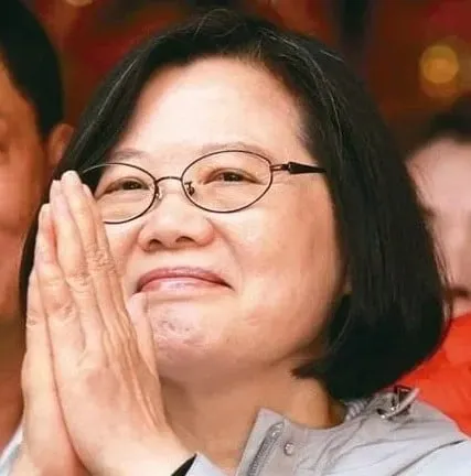 民進黨高層流行的唇向下彎傲慢的笑。圖片轉載自聯合新聞網