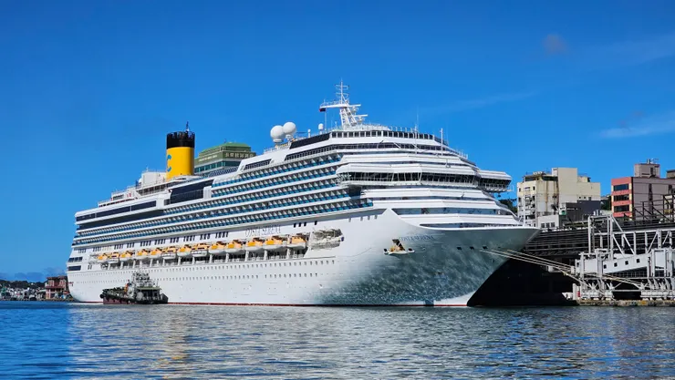 基隆港東岸碼頭與歌詩達郵輪莎倫娜號!