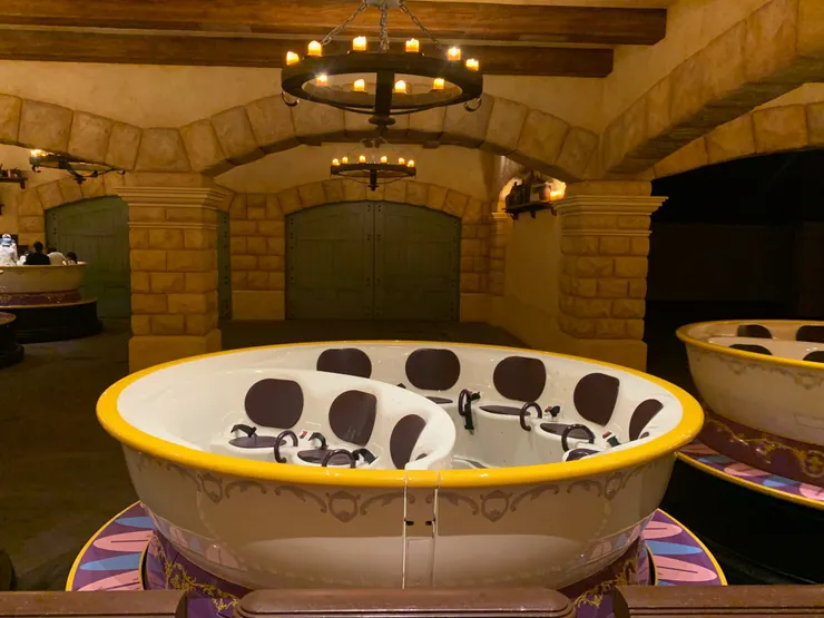 超大咖啡杯，挺厲害的！都是無線控制，迪士尼在科技這方面有跟上。