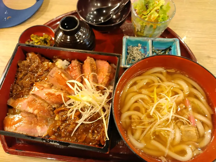 牛排配肉燥與炊煮洋蔥定食