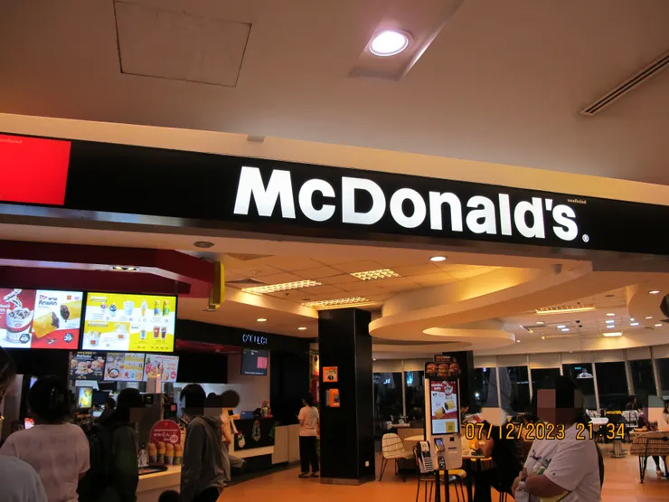 我第一次在曼谷看到麥當當的門口，覺得「終於有了！」沒想到跟香港的裝潢差不多。