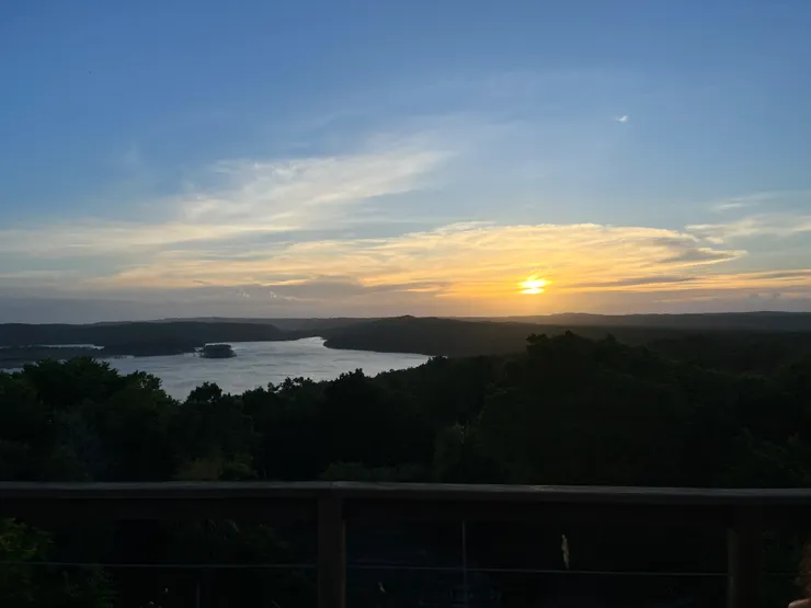 在金字塔上看夕陽與湖景，配著三不五時的吼猴叫聲，卻意外的搭