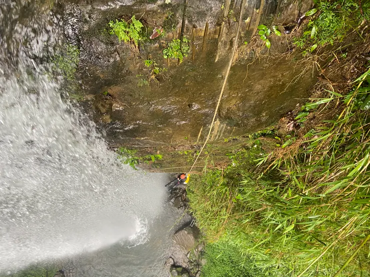 岩質過軟天然點下放磨出溝槽(野人谷-天雲瀑頂)