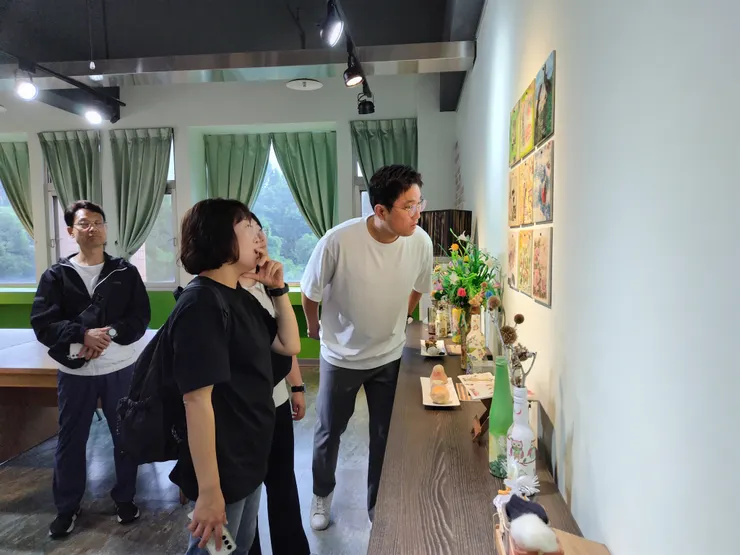 訪團瀏覽服務對象的文藝創作。