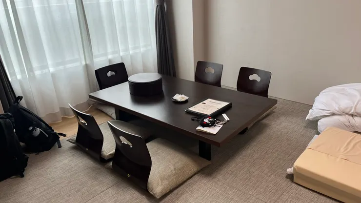 旁邊還照到一些亂亂的床。