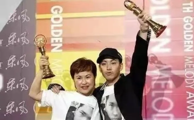 宋岳庭的母親與弟弟領取金曲獎的畫面 (來源:新浪網)