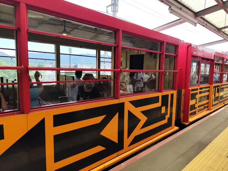 火車終於到站，大家準備上車