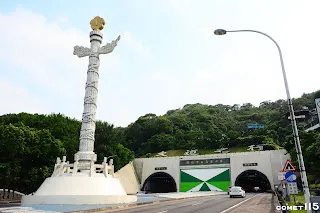 隧道口設有奇怪的華表