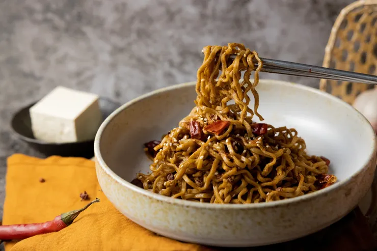 圖說：連營養師都點名必收的健康新寵，再加上經過連續葡萄糖監測系統（CGM）實驗數據，顯示能減緩血糖波動，靠這碗「好控麵」就能安心嗑主食。（資料來源：日日好食）