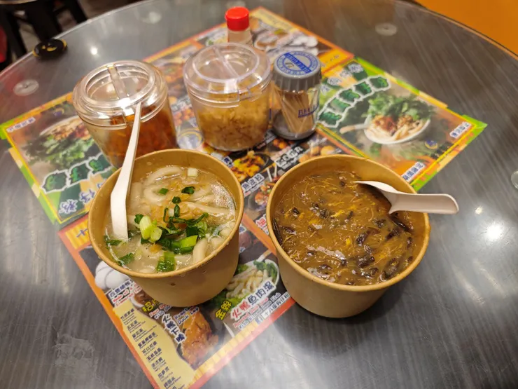 香港美食體驗十八座狗仔粉兩碗，每碗差不多台灣蚵仔麵線份量，折合台幣420元，貴到我倆直接升天