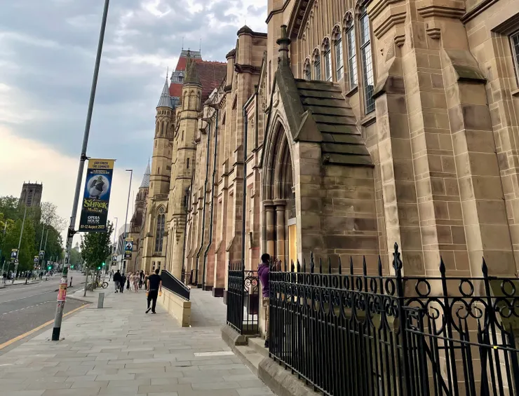 位於牛津路 (Oxford Road)旁的曼徹斯特大學 (University of Manchester)。